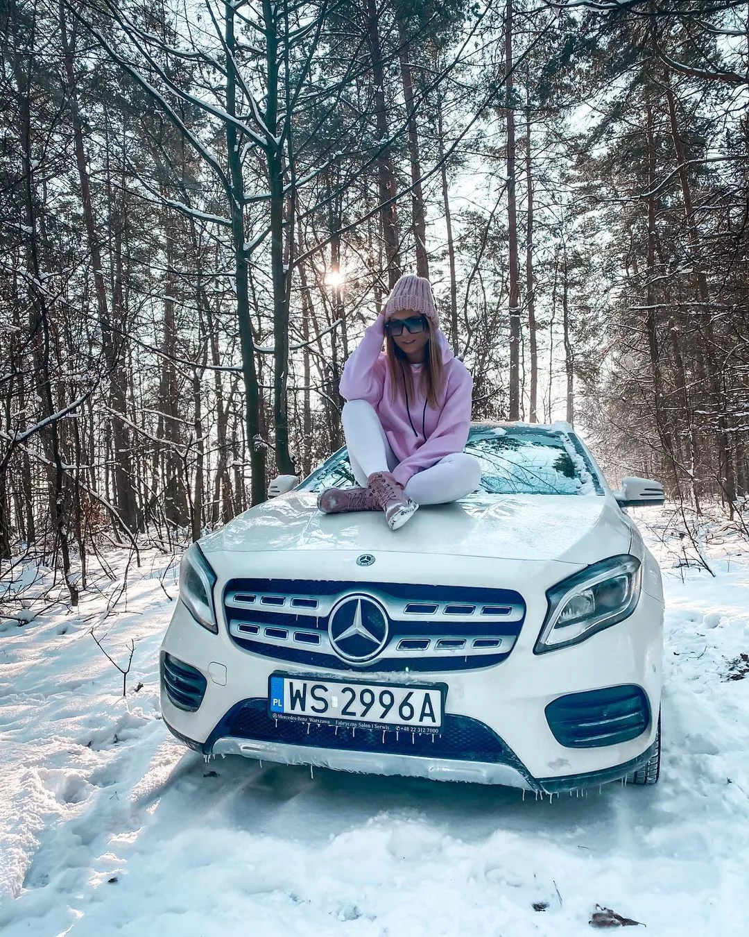 Wokalistka disco polo wskoczyła na maskę luksusowego auta! Fani w szoku! 